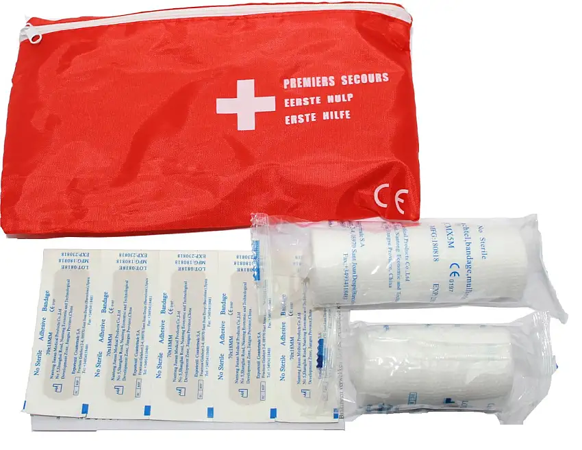 POCHETTE DE SECOURS ROUGE 22X14 CM AVEC CONTENU DE PREMIERS SECOURS COMPLET